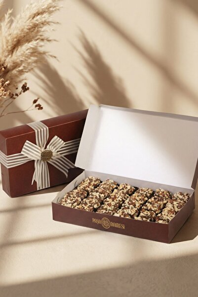 Paşa Dairesi حلوى اللقم الفاخرة المغطاة باللوز مع اللوز، في علبة هدايا 550 جرام