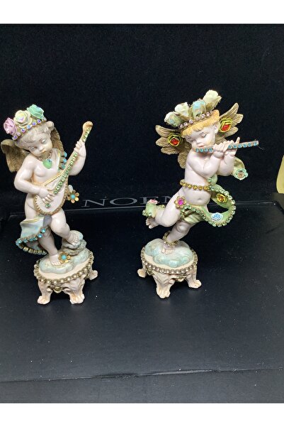 Noemi Enstrüman çalan Melek heykelleri