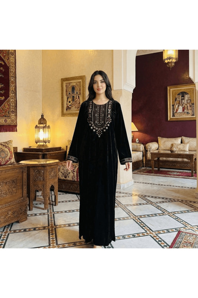 alqarat قفطان رويال مخملي مطرز