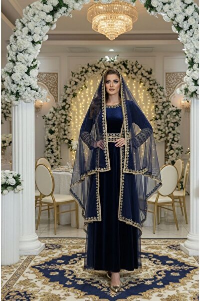 ainaqat aljawhara His robes on the day of the founding