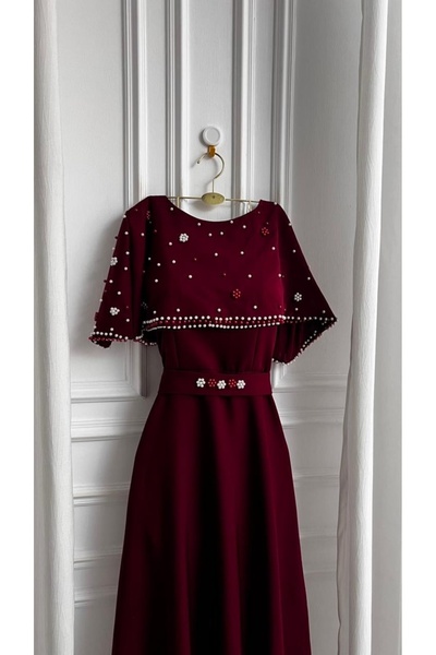 LUMY Luxurious burgundy midi dress with an elegant cape design