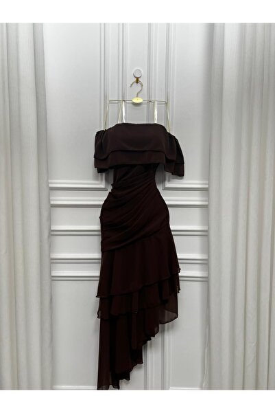 LUMY A brown evening dress with a modern touch and a unique design.