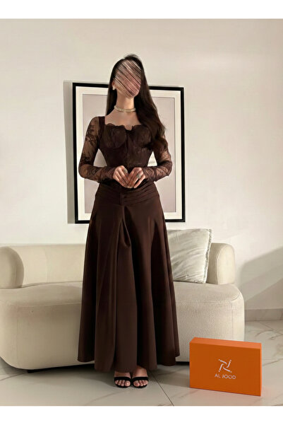 ALGOOD An evening dress that combines the classic elegance of lace with the l...