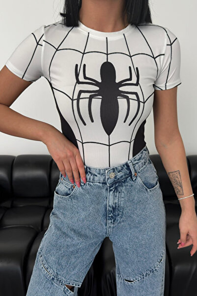 İlayda Toprak Λευκή κοντομάνικη μπλούζα με ψηφιακή εκτύπωση Spider
