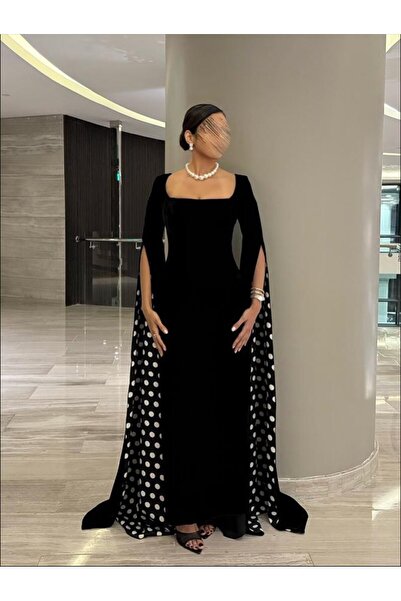 Princess costumes Elegant and sophisticated black velvet evening dress with a...