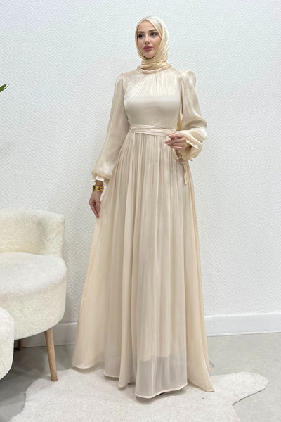 Tesettür Diyarı فستان سهرة حجاب من قماش جانجان بحزام سيورا - كريمي