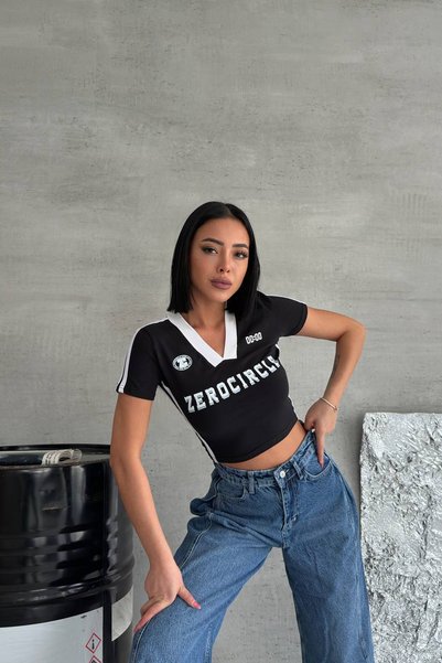İlayda Toprak Zero Cırcle Printed V-Neck Black Sleeve Detailed Crop T-Shirt