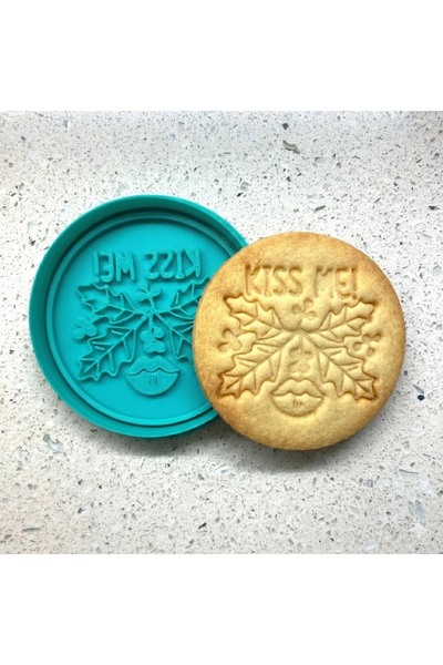 Craftelle قالب كوكيز مكتوب عليه 'قبلني' ومرسوم بنمط عشبة الأوكسي |   العام ال...