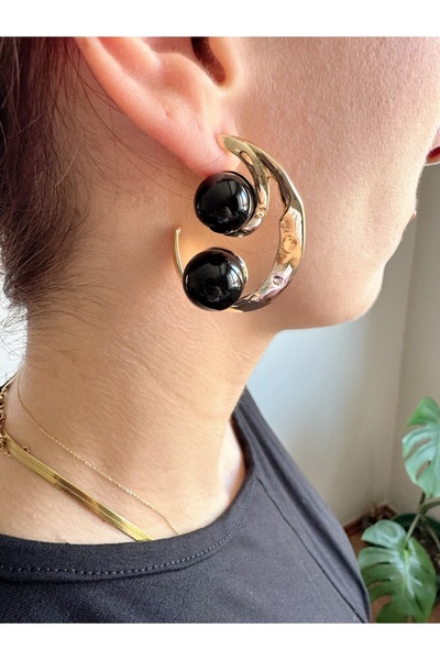 She Combines أقراط نسائية عصرية باللون الذهبي مع أحجار سوداء – تصميم أنيق، لل...