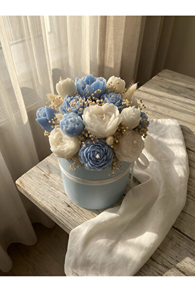 botanica Soft Cloud – El Yapımı Çiçek Buketi Mum | Bebe Mavisi Silindir Kutud...