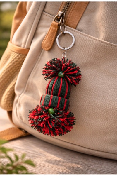 Handmade Kış Temalı El Örmesi Bere Anahtarlık - Peluş Ponponlu Çanta Charmı