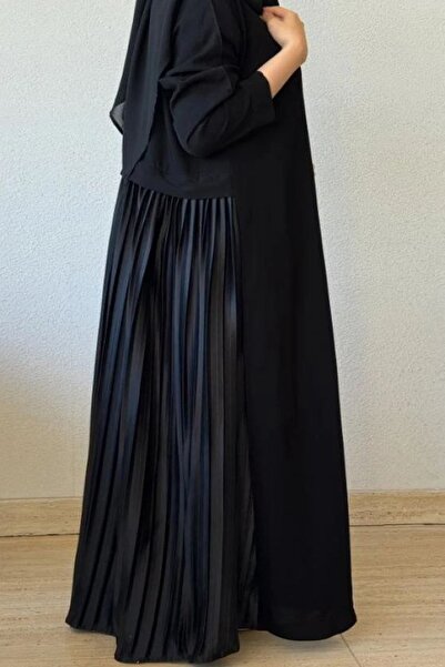 Elena Manar black crepe abaya with a hidden snap closure