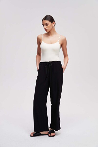 Livia Wide Leg Solid Trousers