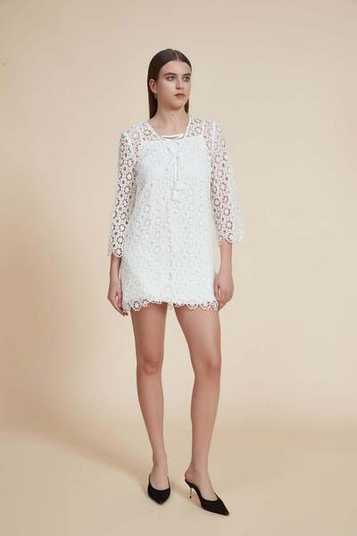 Yola فستان قصير أبيض منقوش بأكمام ثلاثة أرباع