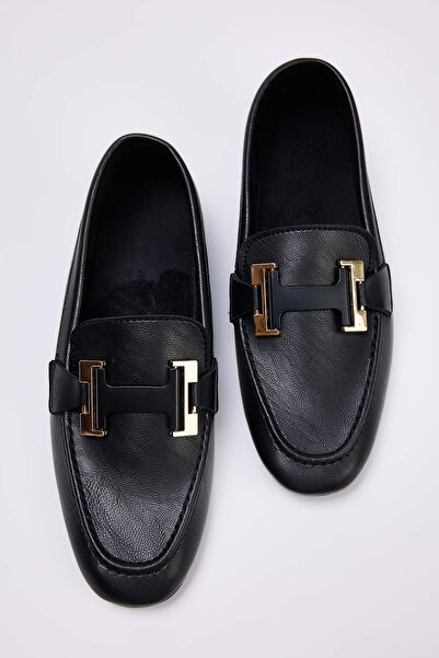 TRENDYOL SHOES Schwarzer Damen-Loafer mit Schnallendetail TAKSS26LA00009