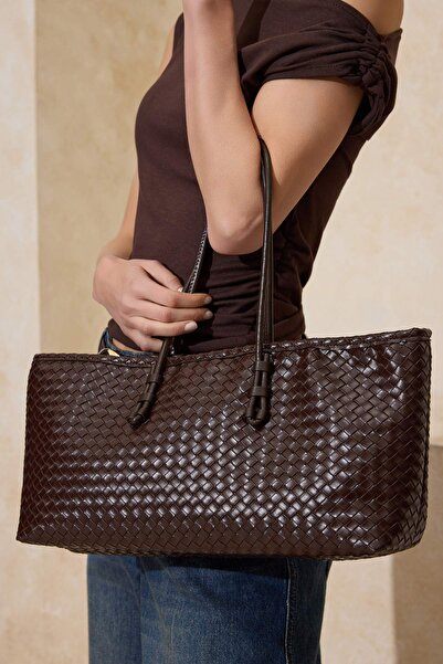 TRENDYOL SHOES Dunkelbraune gestrickte, detaillierte Midi-Umhängetasche für D...