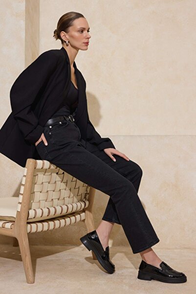 TRENDYOL SHOES Schwarze Damen-Loafer-Schuhe aus Lackleder mit Nahtdetails TAK...