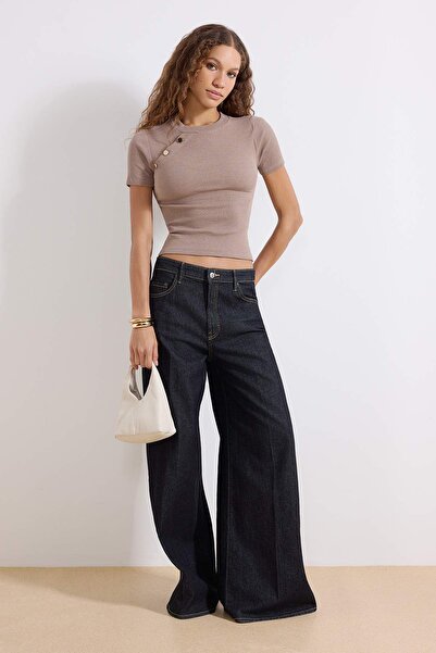 ترينديول كوليكشن بلوزة محبوكة قابلة للتمدد بتفاصيل أزرار من فرو المنك مناسبة ...