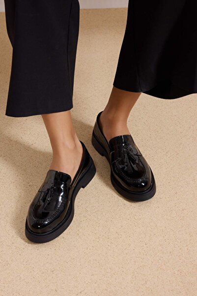 TRENDYOL SHOES Schwarze Damen-Loafer-Schuhe aus Lackleder mit Quastendetails ...