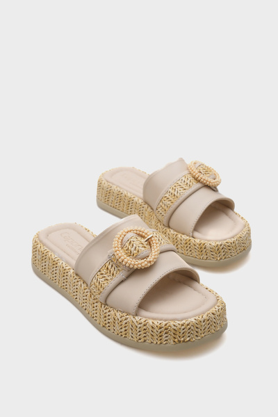 Capone Outfitters Γυναικείες παντόφλες με τακούνι Verla Straw Buckle Wedge