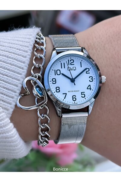 Q&Q ساعة يد نسائية عتيقة الطراز بسوار فضي اللون ومينا أبيض مع أرقام + هدية سوار