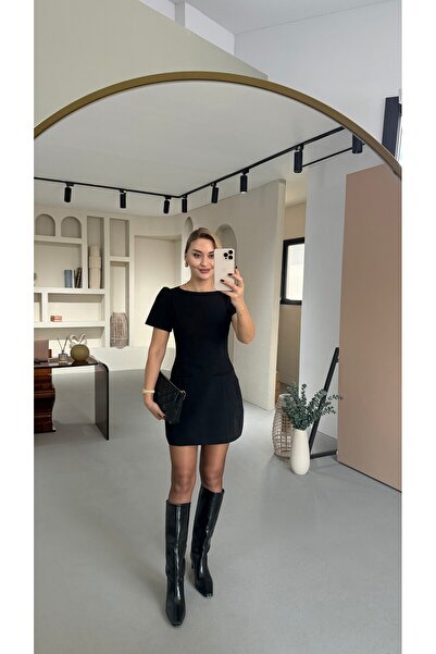 Sezgi Tekin Rochie neagră cu detaliu ornamental în buzunar și pantaloni scurț...