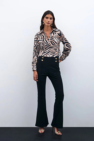 Sateen بلوزة سوداء منقوشة بياقة قميص