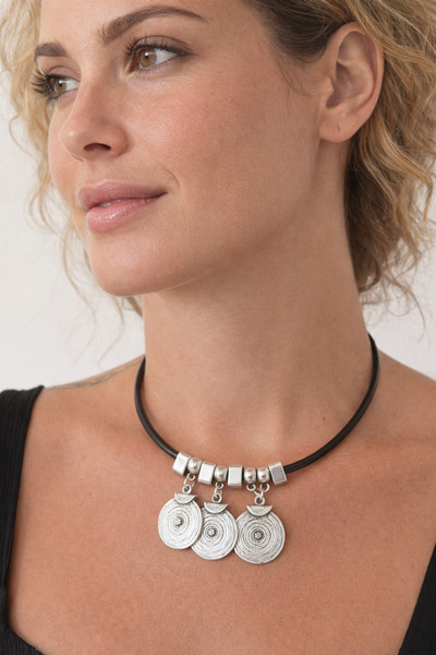 Kutcha Accessories Siyah Deri Kordonlu Üçlü Yuvarlak Gümüş Tonlu Kolye