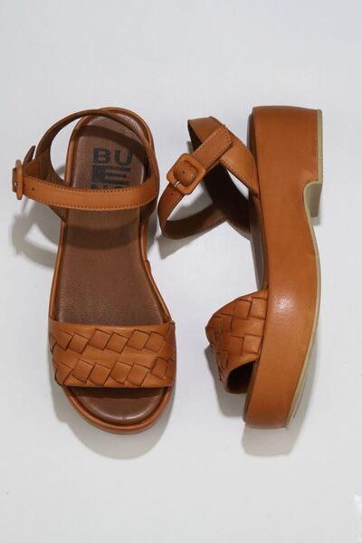 Bueno Shoes Sandale plate de damă din piele maronie 01wu6000