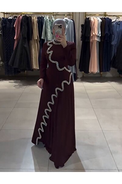 NALA FASHION A luxurious formal dress in burgundy with wavy embroidery