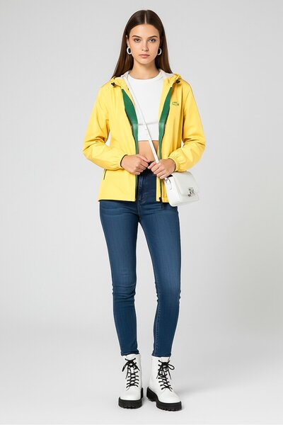 Lacoste جاكيت نسائي بغطاء رأس رأس وشعار العلامة التجارية، أصفر غامق