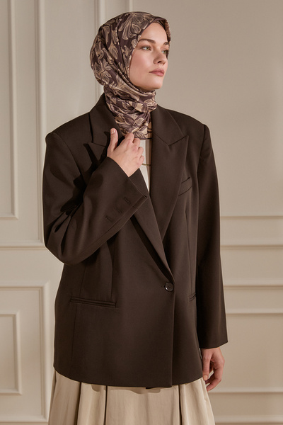 SilkTouch وشاح طبيعي بنمط زهرة الزنبق البني المر