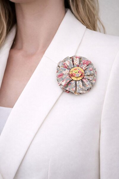 Gönülden Tasarım Çiçekli Düğmeli Broş Yaka İğnesi 9X9 Cm