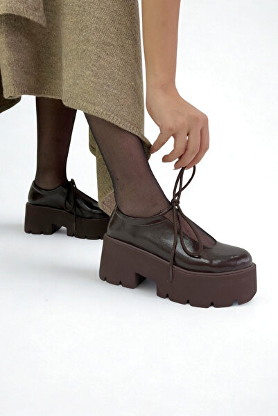 inizio Loafer de damă din piele lacuită maro P9067