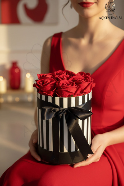 CAPSULE Hediyelik Çiçek Sevgiliye Özel Hediye Gül Kutu Kırmızı Doğum Günü Sep...