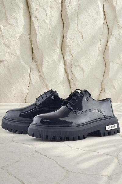 Rakerplus Чорні шкіряні черевики з металевими деталями та шнурівкою