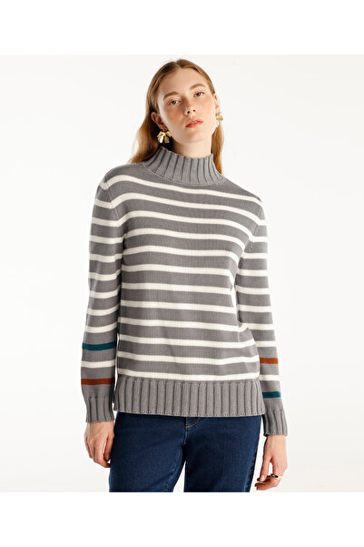 Yargıcı Çizgi Detaylı Triko