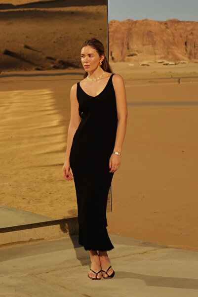 Ferraro Μαύρο γυναικείο πλεκτό φόρεμα με λεπτομέρεια από βισκόζη και φούντες