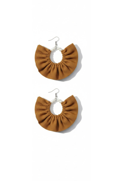 maia أقراط دائرية فضية اللون للنساء – تصميم من القماش بلون أسمر مع اللؤلؤ