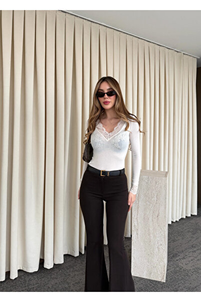 Laluvia Κρεμ Μπλούζα με υφή κασμίρ, λεπτομέρεια από δαντέλα και λαιμόκοψη V -...