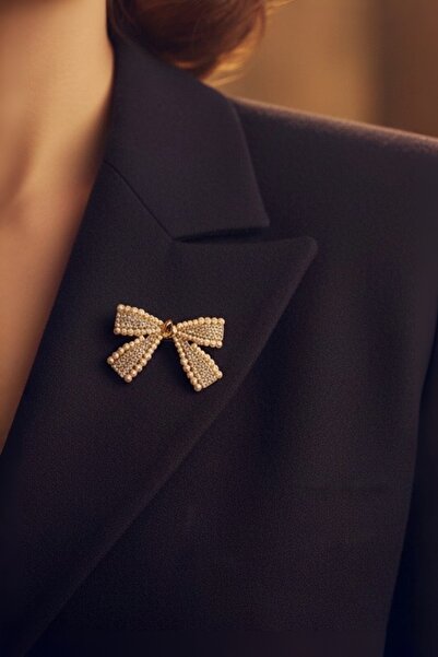 model aksesuar Fiyonk Motifli İnci ve Taş Süslemeli Gold Broş