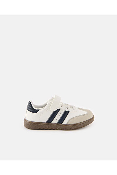 REDTAG أحذية رياضية بيضاء كلاسيكية للأولاد مزودة بشريط لاصق