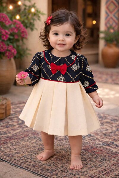 La reina petite فستان شعبي كحلي بكسرات ناعمة ونقشة ذهبيةمن لارينا بتيت