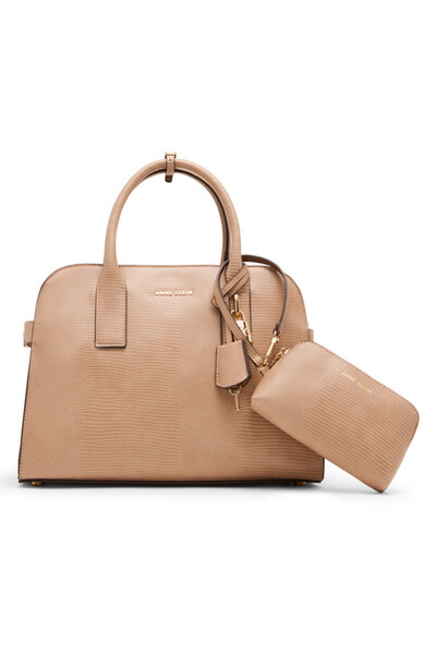 Anne Klein حقيبة ساتشيل مزينة بشعار