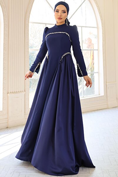 Olcay Krepp- und Satin-Kombination mit Perlendetails, ausgestelltes Hijab-Kle...