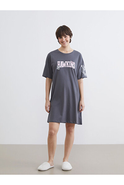 LC Waikiki GÜLİS GİYİM'DEN YENİ SEZON Gri Stranger Things Baskılı Kadın Gecelik