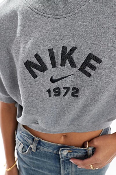nike loose crop top