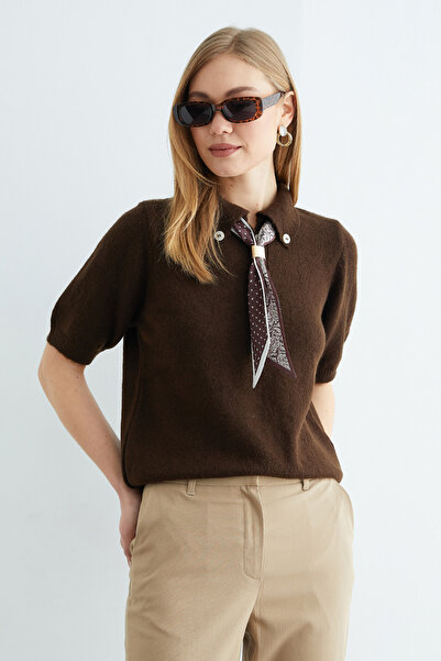 Fulla Moda سترة تريكو بأكمام قصيرة وياقة بولو مع تفاصيل الفولار