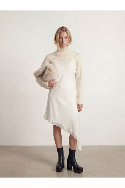 LC Waikiki Блуза от сатен в цвят екрю с V-образно деколте и дантелени детайли