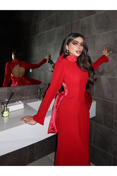 Riva A long, tight-fitting red evening dress with an elegant and distinctive ...